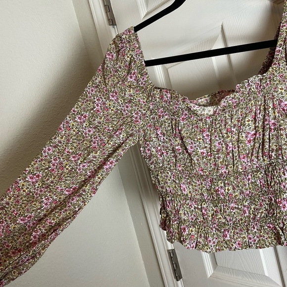 H&M Ditzy Floral Prairie Smocked Women's Top size small - Picture 7 of 10